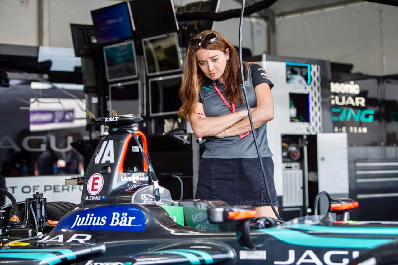 An ordinary race weekend in Jaguar Racing Garage, 2018
